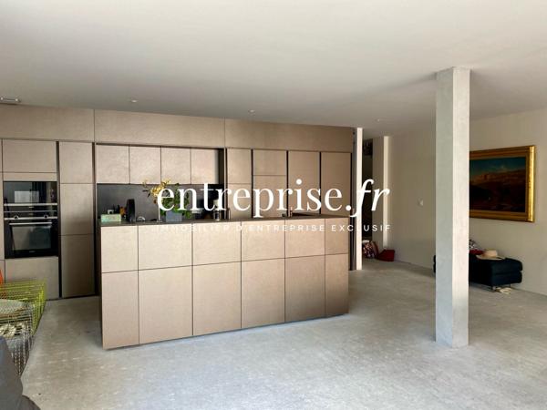 Ensemble mixte 600 m² – Atelier + loft + maison. Idéal activité + habitation / bureaux / atelier. Actif rare et valorisant.