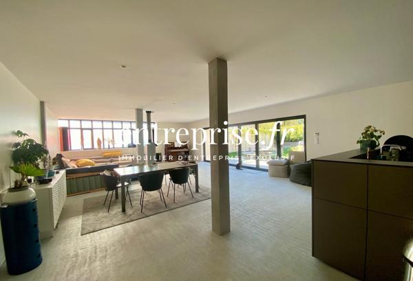 Ensemble mixte 600 m² – Atelier + loft + maison. Idéal activité + habitation / bureaux / atelier. Actif rare et valorisant.