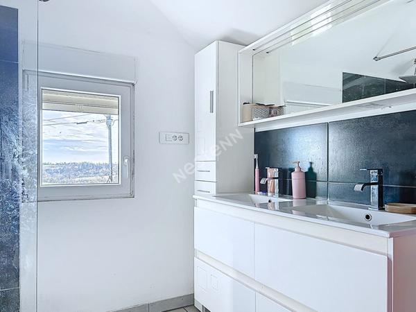 Maison Briec 6 pièces, trois hangars dont un avec trois box et douche pour chevaux