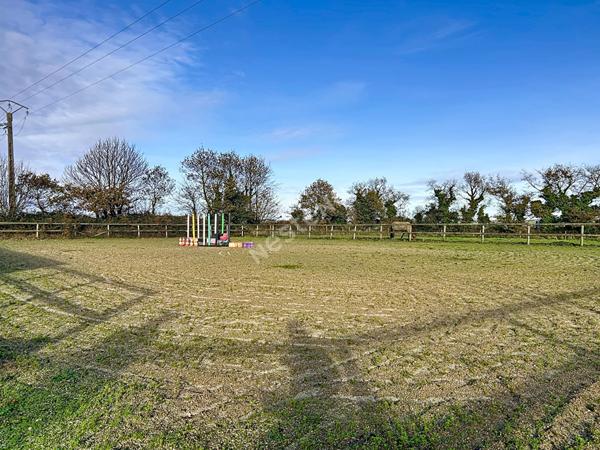Maison Briec 6 pièces, trois hangars dont un avec trois box et douche pour chevaux