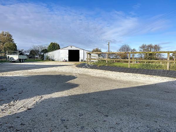Maison Briec 6 pièces, trois hangars dont un avec trois box et douche pour chevaux