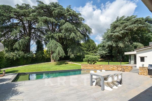 Villa contemporaine dans un parc