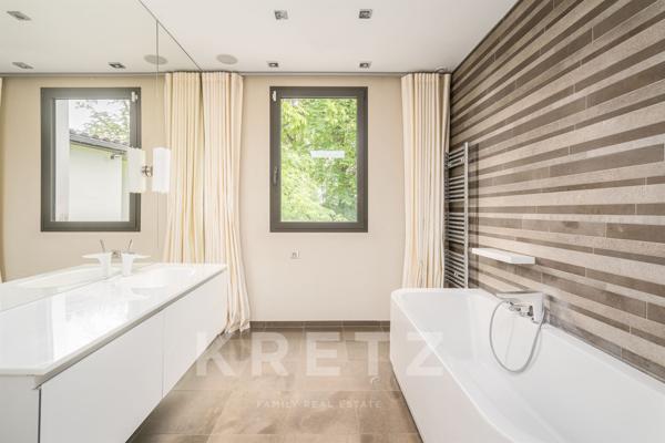 Villa contemporaine dans un parc