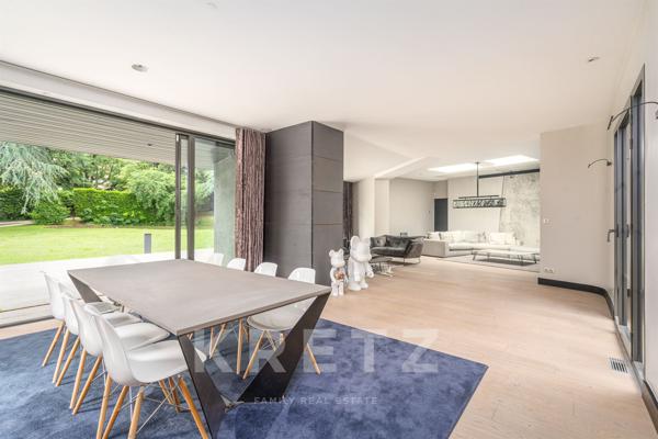 Villa contemporaine dans un parc