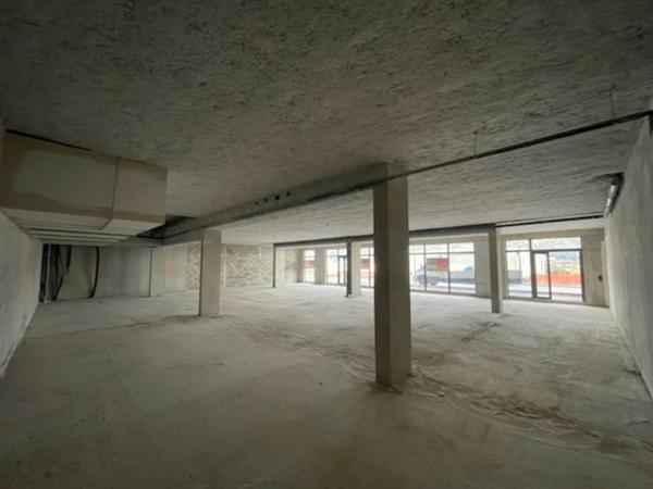 Saint Laurent Var (06) A louer, Local commercial, 140 m², avec Terrasse 30 m2