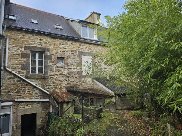 Situé en plein cœur du centre-ville de Pont-Aven, cet appartement de 1900 se trouve au rez-de-chaussée d’une petite copropriété pleine de charme. D’une surface d’environ 29 m², il offre un cadre de vie agréable et fonctionnel.

L’appartement se compose d’une cuisine aménagée et entièrement équipée, ouverte sur un espace salon confortable et bien agencé. Une salle de bain avec WC complète l’ensemble. À l’extérieur, une cour privative apporte un véritable atout, rare en centre-ville, permettant de profiter d’un espace extérieur en toute tranquillité.

Grâce à son emplacement privilégié à proximité immédiate des commerces, des services et des lieux emblématiques de Pont-Aven, ce bien conviendra parfaitement à un investissement locatif, à un pied-à-terre ou à une première acquisition.