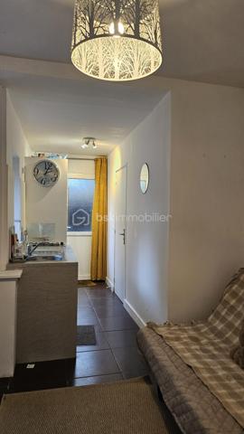 Situé en plein cœur du centre-ville de Pont-Aven, cet appartement de 1900 se trouve au rez-de-chaussée d’une petite copropriété pleine de charme. D’une surface d’environ 29 m², il offre un cadre de vie agréable et fonctionnel.

L’appartement se compose d’une cuisine aménagée et entièrement équipée, ouverte sur un espace salon confortable et bien agencé. Une salle de bain avec WC complète l’ensemble. À l’extérieur, une cour privative apporte un véritable atout, rare en centre-ville, permettant de profiter d’un espace extérieur en toute tranquillité.

Grâce à son emplacement privilégié à proximité immédiate des commerces, des services et des lieux emblématiques de Pont-Aven, ce bien conviendra parfaitement à un investissement locatif, à un pied-à-terre ou à une première acquisition.