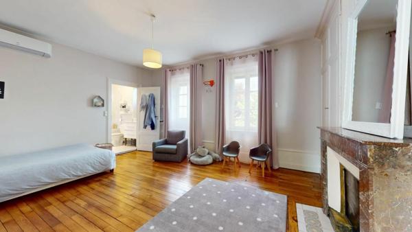 Maison à louer    6 pièces •  Fleurieu-sur-Saône