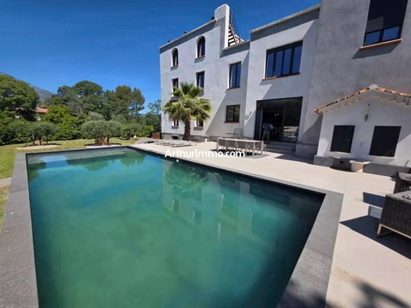 Vente                                                      Maison
                        
                     8 pièces                      256 m2                     à Draguignan