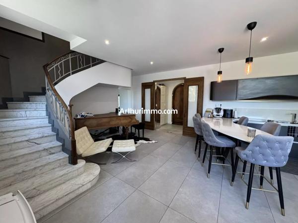 Vente                                                      Maison
                        
                     8 pièces                      256 m2                     à Draguignan
