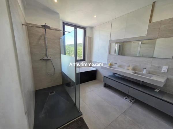 Vente                                                      Maison
                        
                     8 pièces                      256 m2                     à Draguignan