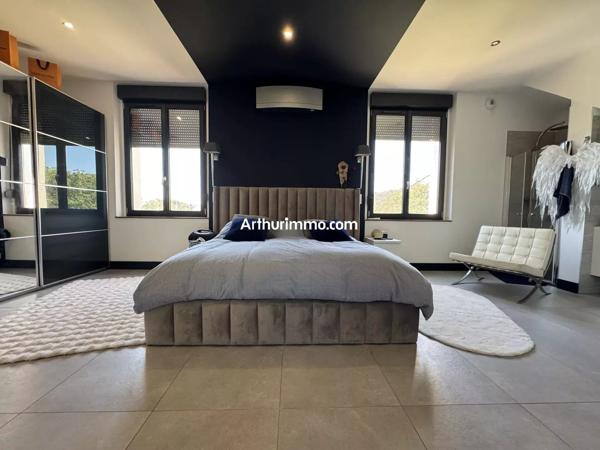 Vente                                                      Maison
                        
                     8 pièces                      256 m2                     à Draguignan