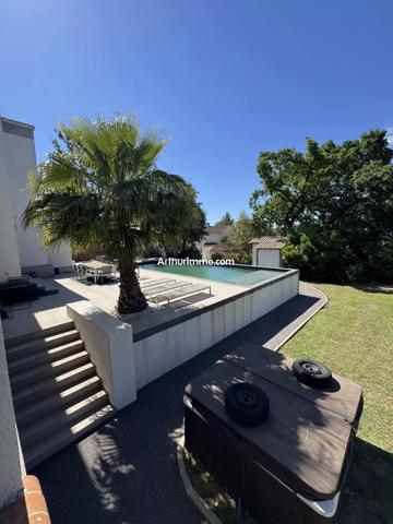 Vente                                                      Maison
                        
                     8 pièces                      256 m2                     à Draguignan