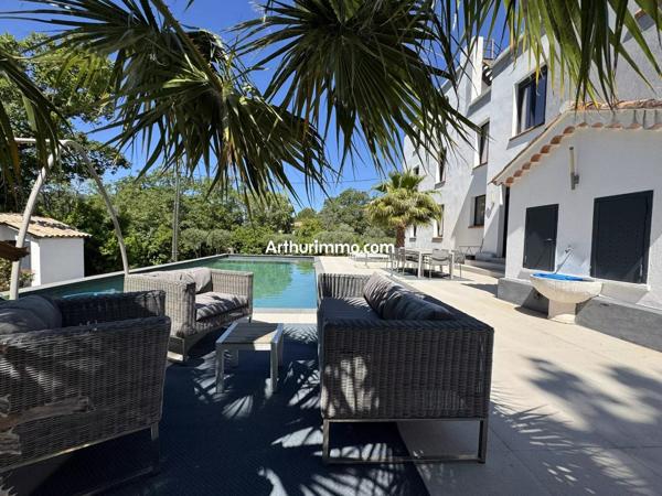Vente                                                      Maison
                        
                     8 pièces                      256 m2                     à Draguignan