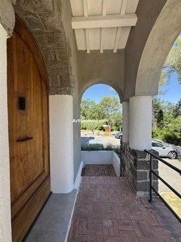 Vente                                                      Maison
                        
                     8 pièces                      256 m2                     à Draguignan