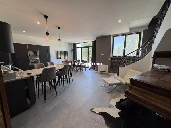 Vente                                                      Maison
                        
                     8 pièces                      256 m2                     à Draguignan