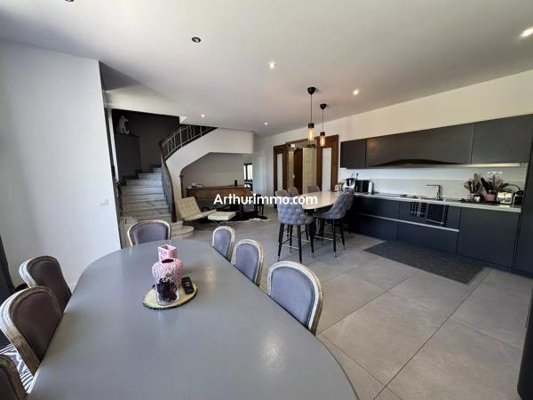 Vente                                                      Maison
                        
                     8 pièces                      256 m2                     à Draguignan
