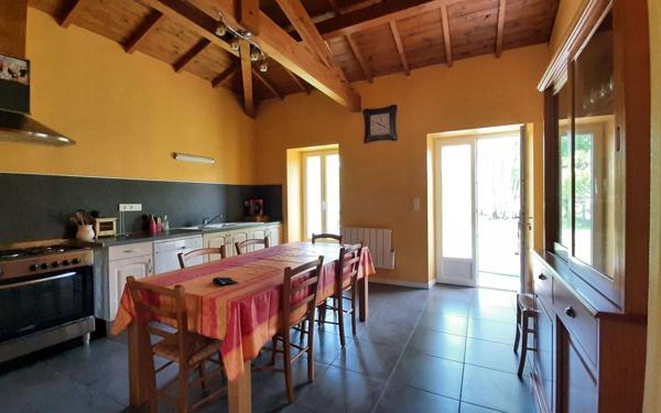 Maison à vendre    6 pièces •  Salles