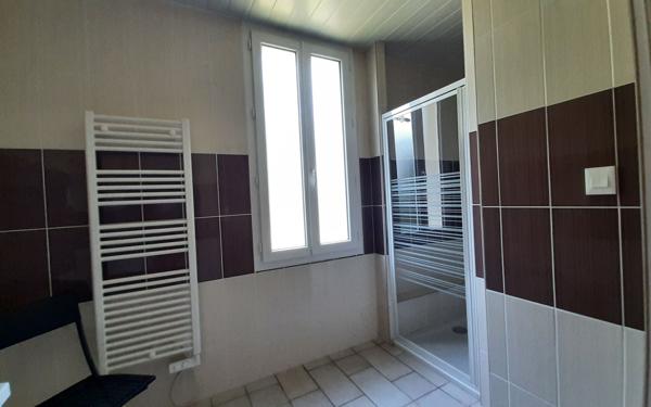 Maison à vendre    6 pièces •  Salles