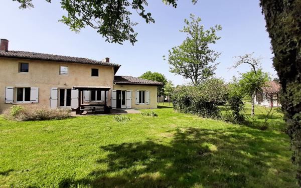 Maison à vendre    6 pièces •  Salles