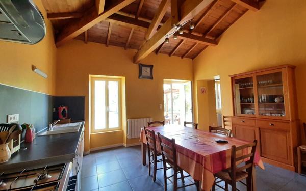 Maison à vendre    6 pièces •  Salles