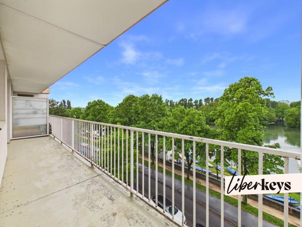 Exceptionnelle vue Marne ! Appartement 2 pièces entièrement rénové, balcon, cave et box.