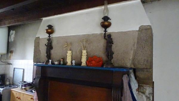 A rénover en totalité, beau potentiel!