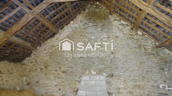 A rénover en totalité, beau potentiel!