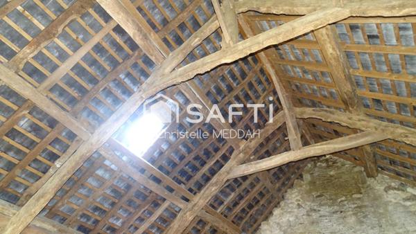 A rénover en totalité, beau potentiel!