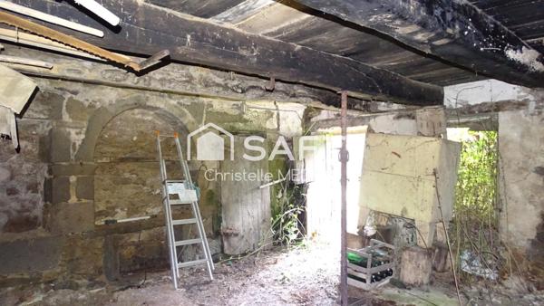 A rénover en totalité, beau potentiel!