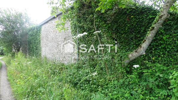 A rénover en totalité, beau potentiel!