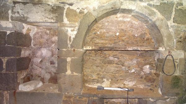 A rénover en totalité, beau potentiel!