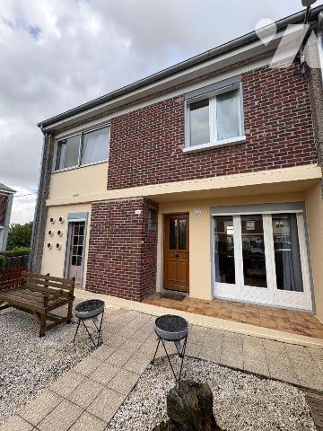 Quarter résidentiel à proximité des écoles, Maison mitoyenne d'un côté comprenant au rez-de-cha...