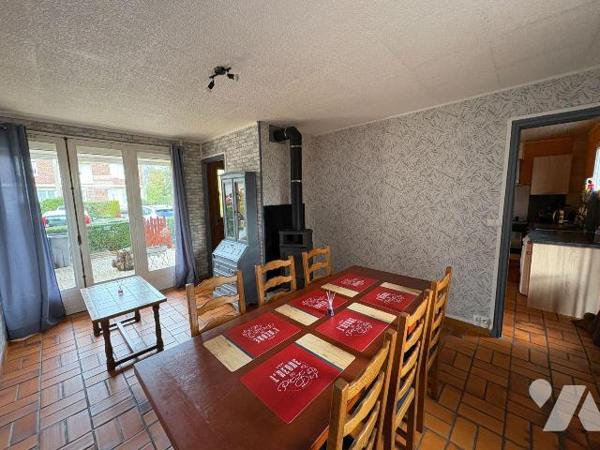 Quarter résidentiel à proximité des écoles, Maison mitoyenne d'un côté comprenant au rez-de-cha...