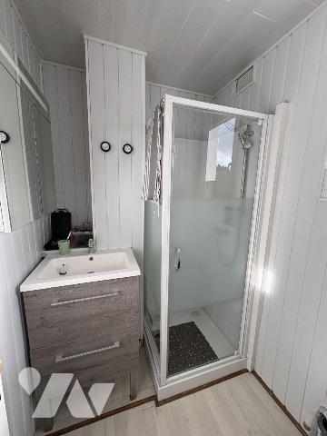 Quarter résidentiel à proximité des écoles, Maison mitoyenne d'un côté comprenant au rez-de-cha...