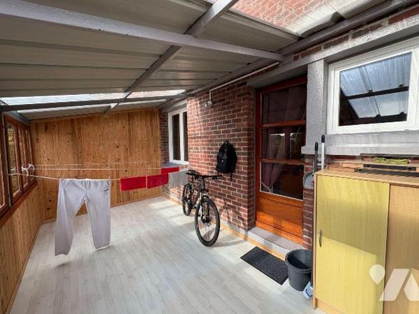 Quarter résidentiel à proximité des écoles, Maison mitoyenne d'un côté comprenant au rez-de-cha...