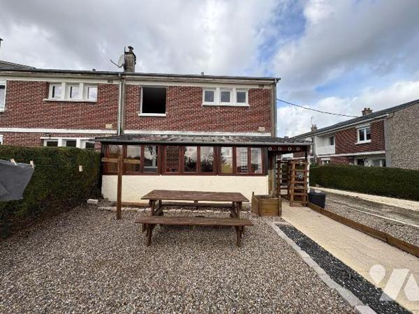 Quarter résidentiel à proximité des écoles, Maison mitoyenne d'un côté comprenant au rez-de-cha...