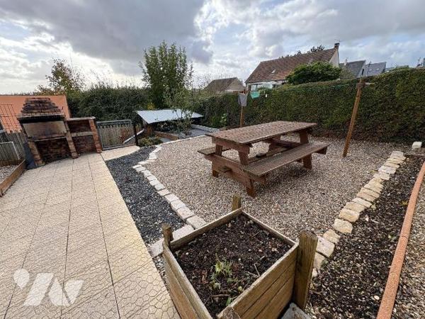 Quarter résidentiel à proximité des écoles, Maison mitoyenne d'un côté comprenant au rez-de-cha...