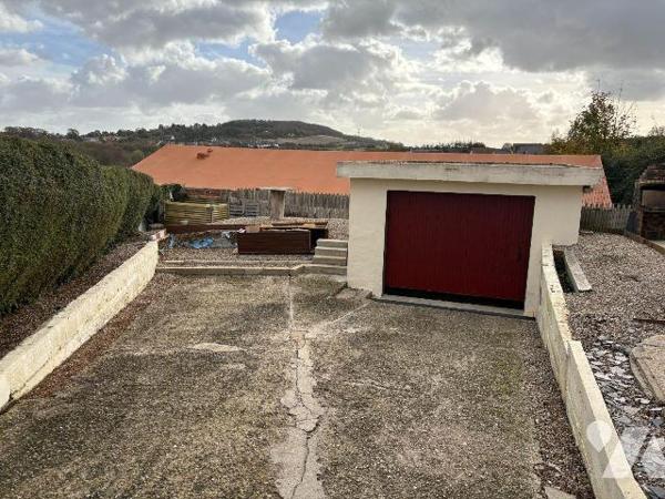 Quarter résidentiel à proximité des écoles, Maison mitoyenne d'un côté comprenant au rez-de-cha...