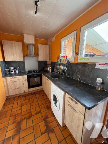 Quarter résidentiel à proximité des écoles, Maison mitoyenne d'un côté comprenant au rez-de-cha...