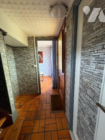 Quarter résidentiel à proximité des écoles, Maison mitoyenne d'un côté comprenant au rez-de-cha...