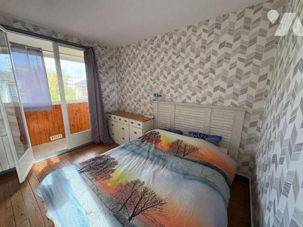 Quarter résidentiel à proximité des écoles, Maison mitoyenne d'un côté comprenant au rez-de-cha...