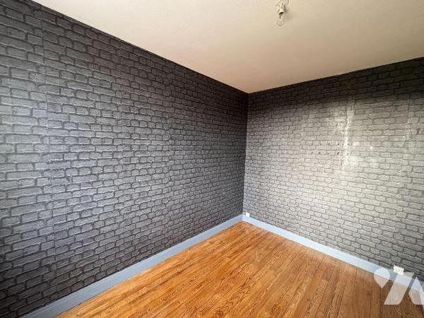 Quarter résidentiel à proximité des écoles, Maison mitoyenne d'un côté comprenant au rez-de-cha...