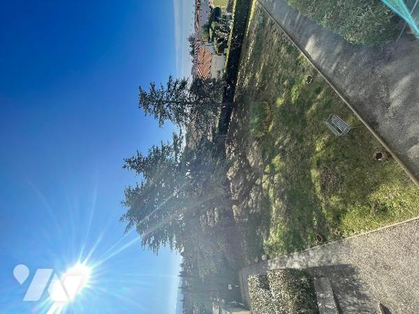 Appartement 2 chambres, séjour accès au balcon, vue dégagé. Cuisine avec cellier salle de bains cave