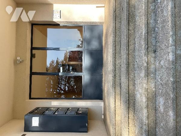 Appartement 2 chambres, séjour accès au balcon, vue dégagé. Cuisine avec cellier salle de bains cave