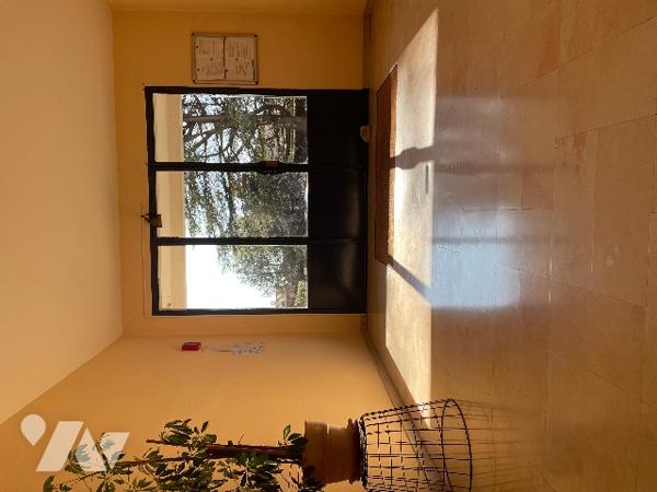 Appartement 2 chambres, séjour accès au balcon, vue dégagé. Cuisine avec cellier salle de bains cave