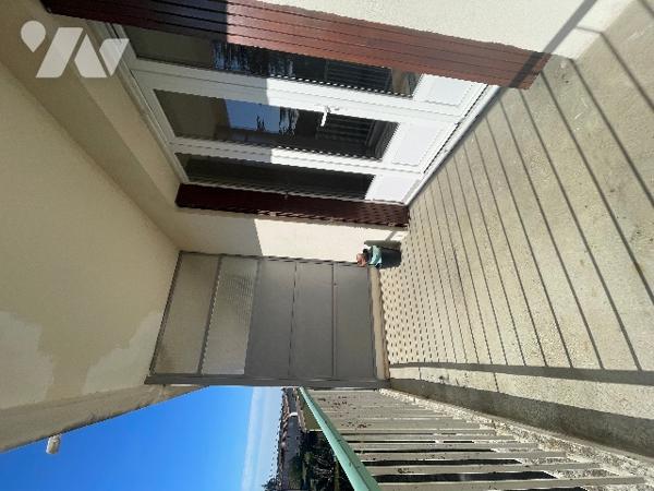 Appartement 2 chambres, séjour accès au balcon, vue dégagé. Cuisine avec cellier salle de bains cave