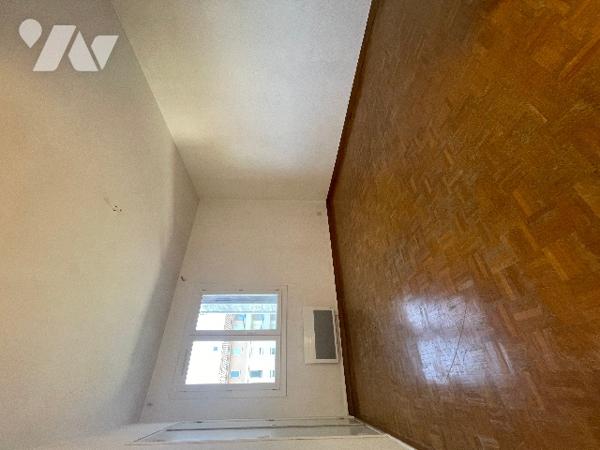 Appartement 2 chambres, séjour accès au balcon, vue dégagé. Cuisine avec cellier salle de bains cave