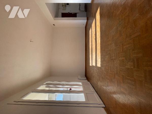 Appartement 2 chambres, séjour accès au balcon, vue dégagé. Cuisine avec cellier salle de bains cave