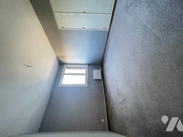 Appartement 2 chambres, séjour accès au balcon, vue dégagé. Cuisine avec cellier salle de bains cave